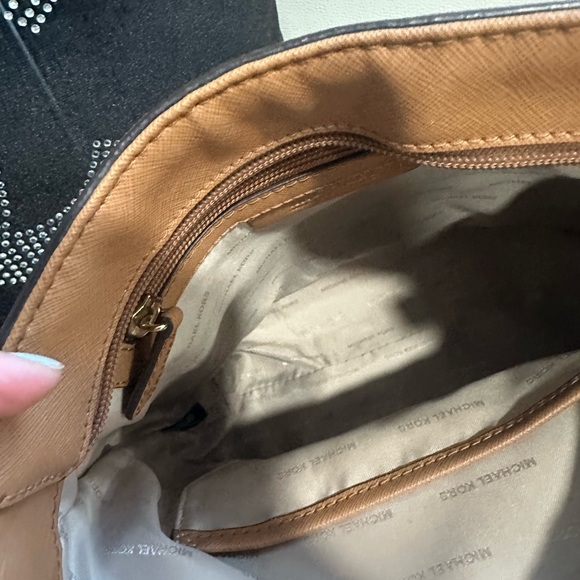 Michael Michael Kors
MORGAN MESSENGER IN SIGNATURE PRINT - Picture 12 of 15